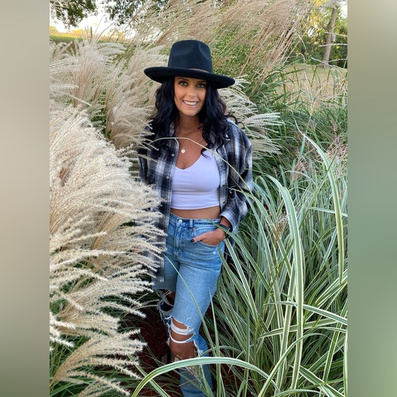 Meet your Posher, Brittni 🖤 - Picture 1 of 2